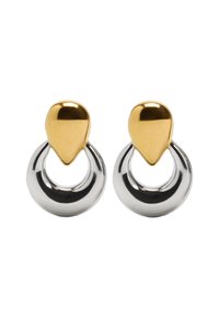 Kolczyki z metalu złotego i srebrnego mają kształt łezki u góry, połączone z okrągłym kółkiem, z połyskującą, refleksyjną powierzchnią.