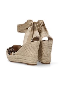 Alpargatas de cuña con estampado de leopardo, con un tacón de yute trenzado, lazos de tela beige y un detalle trasero texturizado. Esquema de colores: marrón y beige.