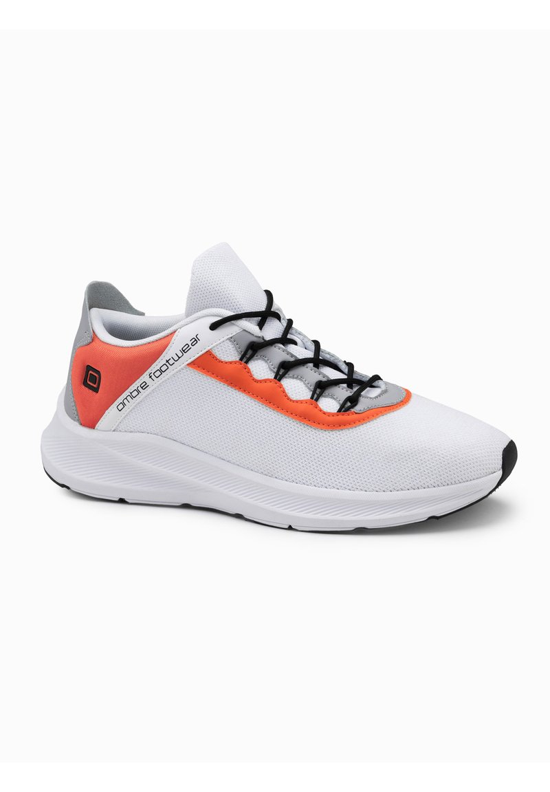 Scarpa sportiva bianca con tomaia in rete, accenti arancioni lungo il lato, lacci neri e suola in gomma nera con superficie testurizzata.