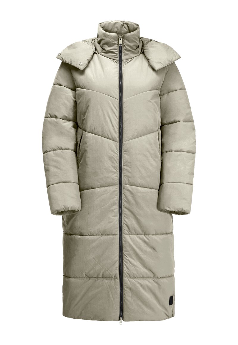 Cappotto imbottito lungo, di un verde chiaro, con colletto alto, zip frontale completa e motivo di cuciture a zig-zag. Presenta bottoni a pressione sul colletto.