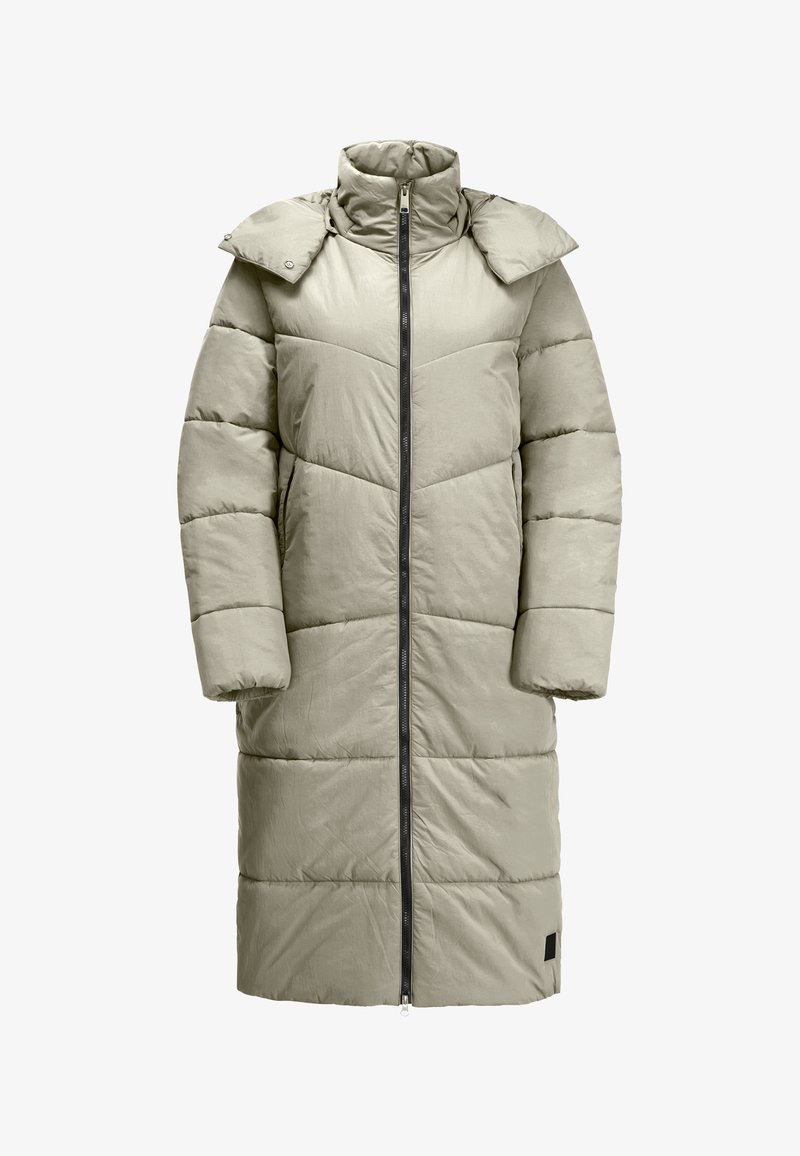Cappotto imbottito lungo, di un verde chiaro, con colletto alto, zip frontale completa e motivo di cuciture a zig-zag. Presenta bottoni a pressione sul colletto.