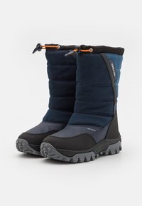 Botas à prova d'água em azul e preto com um design acolchoado, solas de borracha e detalhes em laranja; apresentando um colarinho alto e textura antiderrapante.