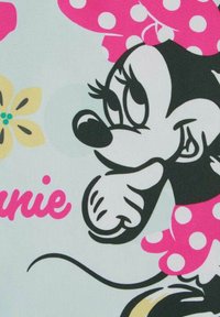 Gráfico de Minnie Mouse en tela con grandes puntos de lunares rosas brillantes, contornos negros y acentos florales sobre un fondo azul claro.