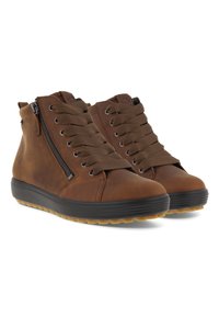 Zapatillas altas de cuero marrón con cordones frontales, cremallera lateral y suela de goma. Material texturizado con diseño de punta redondeada.