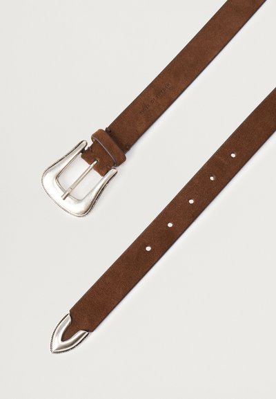 Καφέ σουέτ ζώνη με ασημένια μεταλλική πόρπη και διακοσμητική άκρη, με αρκετές τρύπες ρύθμισης κατά μήκος της.