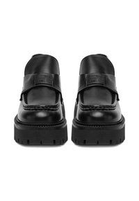 Čierne kožené mokasíny so širokým remienkom, prešívanými detailmi na vrchu a hrubou gumovou podrážkou s textúrovaným vzorom dezénu.