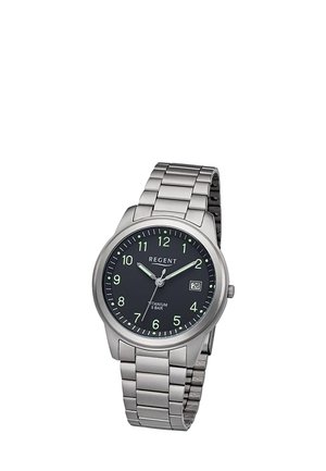 Silberne Metall-Armbanduhr mit schwarzem Zifferblatt, leuchtenden Zahlen und Zeigern, Datumsanzeige und Gliederarmband.