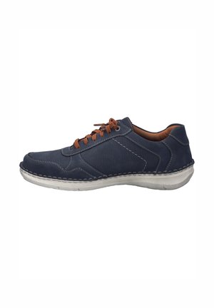 Navyblaue Leder-Sneaker mit braunen Schnürsenkeln, strukturiertem Seitenpanel, weißer Gummisohle und kontrastierenden Nähten.