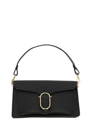 Czarna skórzana torebka z krótkim uchwytem i złotym owalnym zapięciem na przedniej klapie, o ziarnistej fakturze i prostokątnym kształcie.