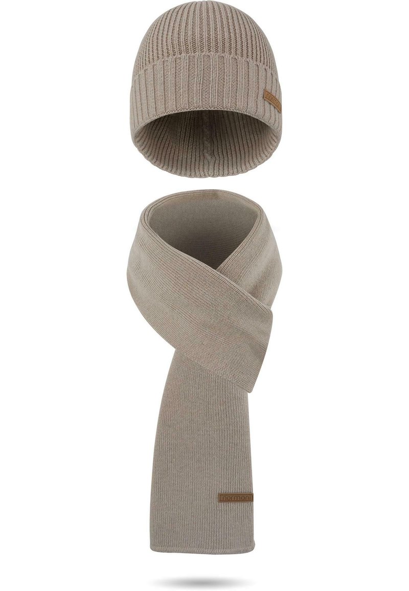 Beiges gestricktes Mütze- und Schal-Set. Mit geripptem Textur und einem Leder-Logo-Patch auf dem Schal. Beide Artikel sind weich und warm.
