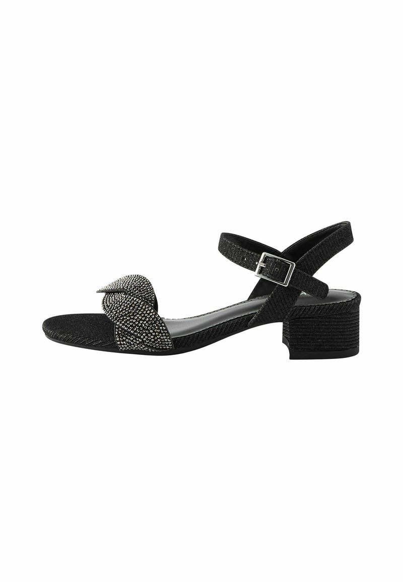 Sort sandal med en struktureret tekstiloverdel, præsenterer en rhinestones-udsmykket sløjfe, justerbar ankelrem og en blokhæl.