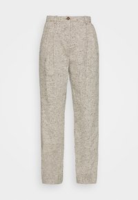 Pantaloni grigi chiari realizzati in tessuto testurizzato, con vita alta, pieghe frontali e chiusura a un bottone.
