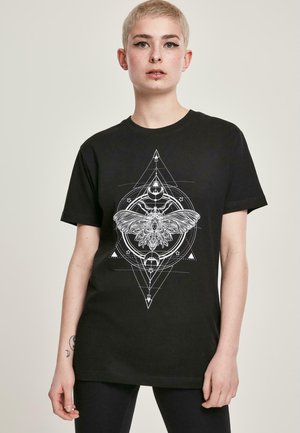 Schwarzes Baumwoll-T-Shirt mit einem großen weißen Grafikdruck eines Falters und geometrischen Designs, mit kurzen Ärmeln und rundem Halsausschnitt.