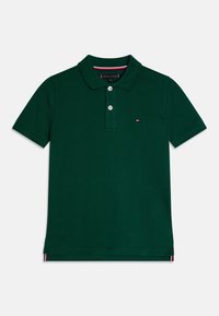 Polo verde hecho de algodón. Presenta una tapeta de tres botones, mangas cortas y un pequeño logo en el pecho con acentos de dobladillo en contraste.
