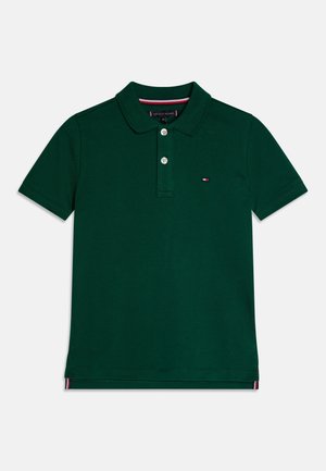 Grünes Poloshirt aus Baumwolle. Verfügt über eine Knopfleiste mit drei Knöpfen, kurze Ärmel und ein kleines Logo auf der Brust mit kontrastierenden Saumakzenten.