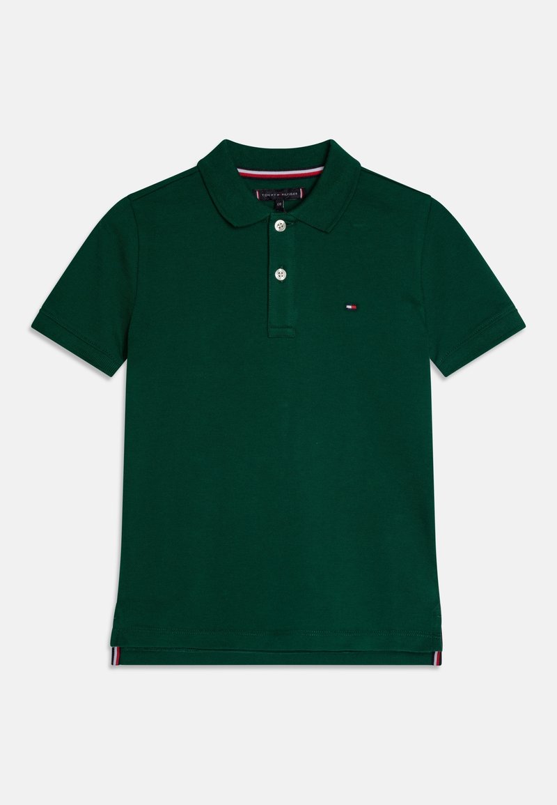 Polo verde hecho de algodón. Presenta una tapeta de tres botones, mangas cortas y un pequeño logo en el pecho con acentos de dobladillo en contraste.