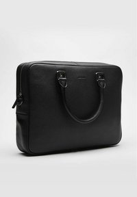 Sort læder laptop taske med en glat tekstur, rektangulær form, dobbelte håndtag og lynlåslukning. Har diskrete branddetaljer.