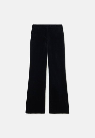 Juodi aksominiai platėjantys keliai su lygia tekstūra, turintys priekines kišenes ir juosmenį, sukurtas tiesiai, ilgai siluetai.