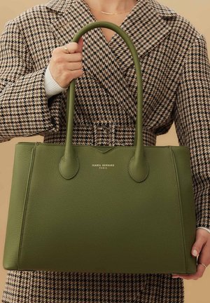 Sac fourre-tout en cuir vert avec deux poignées, texture lisse, forme rectangulaire et marquage doré à l'avant.