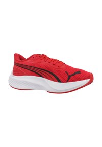 Zapatilla deportiva de malla roja con detalles en negro, punta redonda y suela de goma blanca con un diseño texturizado para tracción y soporte.