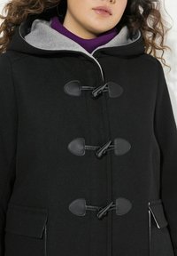 Cappotto in misto lana nero con cappuccio grigio, dotato di chiusure a toggle, tasche laterali e vestibilità strutturata.