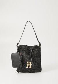 Kijelölve, black raffia