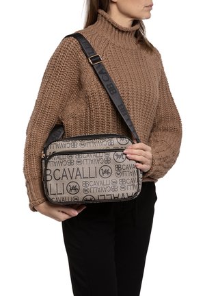 Borsa a spalla beige con motivo testuale ripetuto "Cavalli". Presenta una tracolla nera e chiusura con cerniera. Forma rettangolare con una texture liscia.