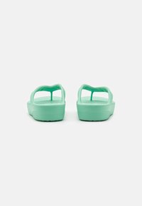 Crocs CLASSIC PLATFORM FLIP  - Infradito da bagno - jade stone
