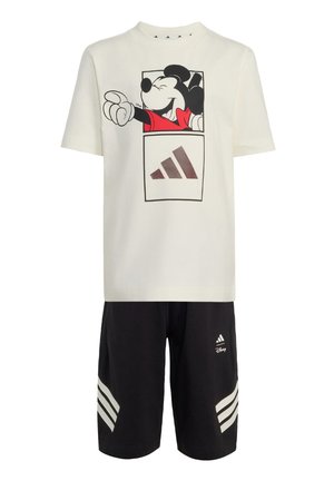 Weißes kurzärmeliges Hemd mit Mickey-Mouse-Grafik und schwarzen Shorts mit Adidas-Logo und weißen Streifen an den Seiten.