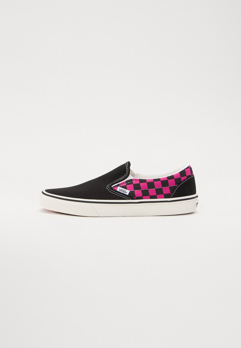Kangaskangas slip-on kingad musta kehaga ja roosa ruuduline muster küljel. Valge kummist tald mustade aktsentidega.