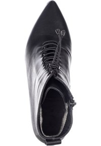 Botín negro de cuero hasta el tobillo con punta afilada, cordones en el frente y cremallera. Forro interior suave. Diseño elegante con una textura lisa.