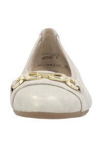 Helle beige Ballerinas mit weichem Wildledermaterial, ausgestattet mit einer goldenen Kettenakzentuierung auf der Vorderseite und einem runden Zehendesign.