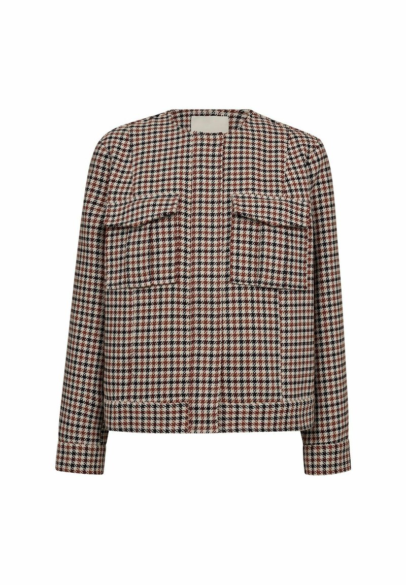 Chaqueta de cuadros con un patrón de espiga en rojo, negro y blanco. Presenta dos bolsillos en el pecho y un dobladillo recto. Tejido texturizado.