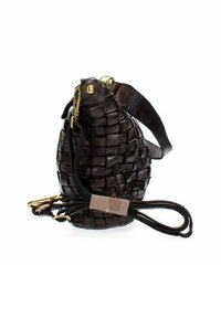 Borsa in pelle intrecciata marrone con una forma arrotondata distintiva, hardware dorato e una tracolla removibile. Presenta una superficie texturizzata e un manico laterale.