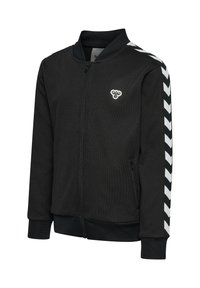 Schwarze Jacke mit Reißverschluss und weißen Chevron-Streifen an den Ärmeln sowie kleinem weißem Bienenlogo auf der linken Brust, gerippte Bündchen und Kragen.