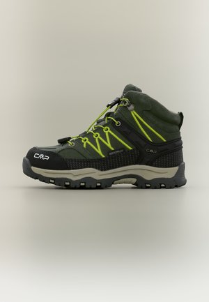 Grüner und schwarzer wasserdichter Wanderstiefel mit neongelben Schnürsenkeln und robustem grauem Profil, mit CMP-Logo auf Zehen- und Seitenbereich.