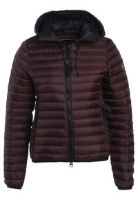 Chaqueta acolchada burdeos con capucha, que cuenta con dos bolsillos con cremallera, paneles cosidos y un forro interior negro. Cierre frontal con cremallera.