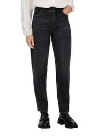 Jeans neri in denim a vita alta con taglio dritto, cuciture minimaliste e design a cinque tasche, abbinati a mocassini neri lucidi.