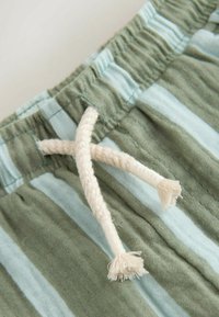 Nevybráno, sage green striped