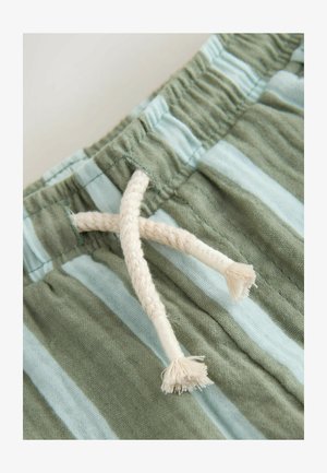 Elastische tailleband van stof met groene en lichtblauwe strepen en een crèmekleurig gevlochten trekkoord met rafelige uiteinden.