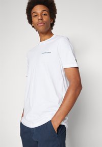 Lyle & Scott T-shirts - white