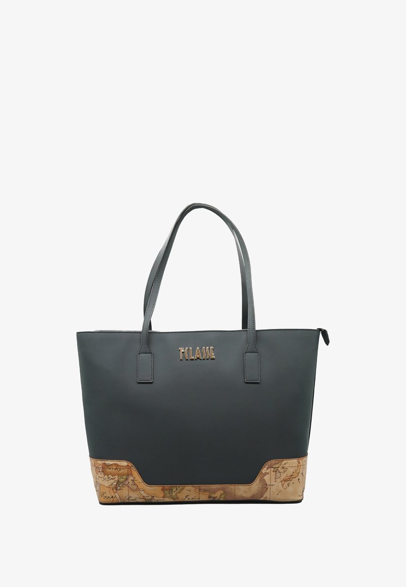 Borsa tote grigia scura in finta pelle liscia, con un fondo a motivo mappa e il logo dorato "T'Classe" sul davanti. Chiusura con zip e doppi manici.