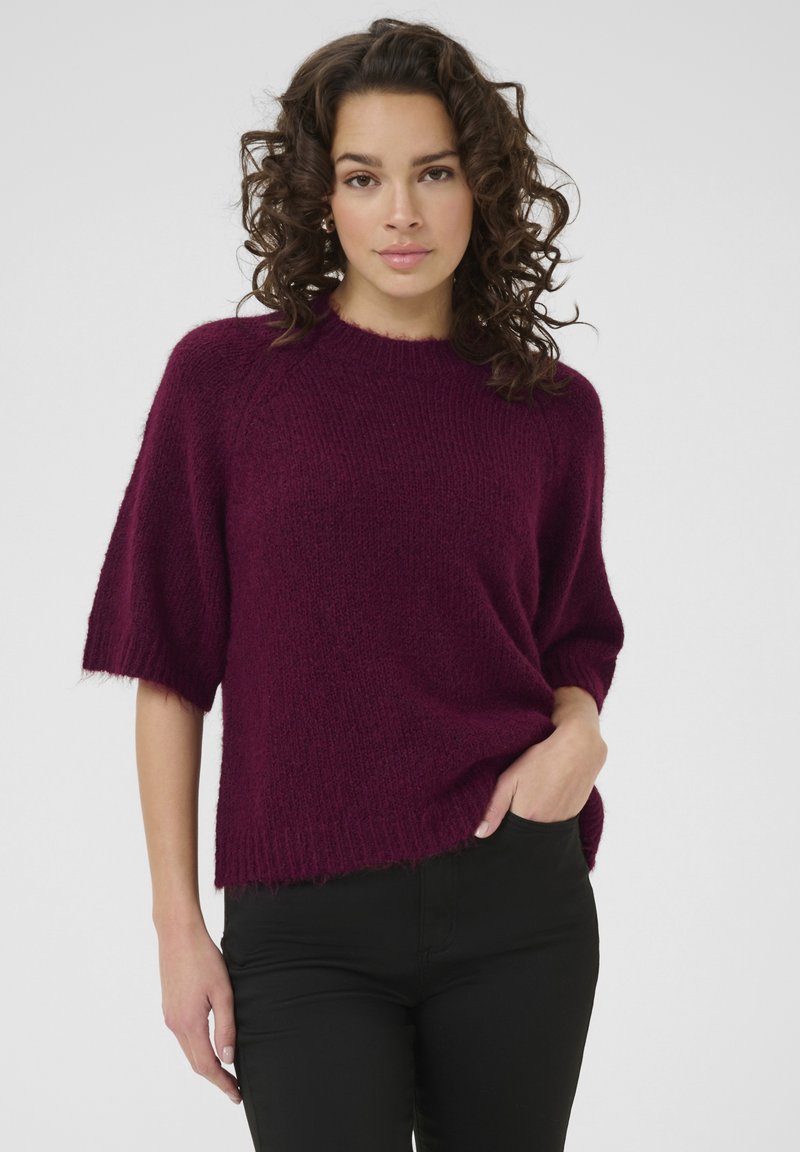 Maglione bordeaux a maniche corte, con collo e orlo a coste, realizzato in morbido materiale a maglia, ha una vestibilità comoda.