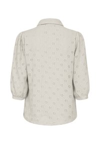 Lichtgrijze blouse met een kraag en pofmouwen. Kenmerkt zich door een gestructureerde stof met florale perforaties overal.