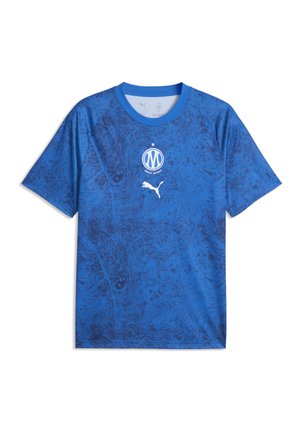 T-shirt de sport bleu à manches courtes avec motifs abstraits discrets, logo Puma et un emblème circulaire avec étoile et texte centré sur la poitrine.