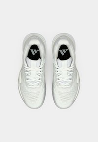 Λευκά αθλητικά παπούτσια με επάνω μέρος από δίχτυ, στρογγυλεμένη μύτη και υφασμένα πέλματα. Διαθέτουν λευκά κορδόνια και μαύρα πέλματα με λεπτομέρεια λογότυπου.