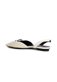 Scarpe flat slingback con punta intrecciata beige, dettagli in pelle sintetica bianca, forma appuntita e suola bassa nera.