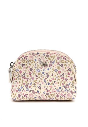Mała materiałowa saszetka na zamek z kremowym tle i różowym, fioletowym oraz zielonym wzorem kwiatowym, z srebrnym zamkiem błyskawicznym i metalową emblematem w kształcie litery "M".