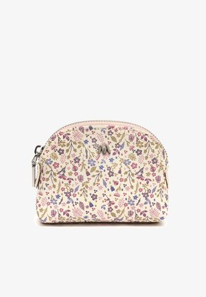 Malá textilná taštička so zipsom, krémovým pozadím a kvetinovým vzorom v ružovej, fialovej a zelenej farbe, s strieborným zipsom a kovovou emblémou "M".