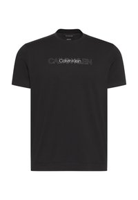 Μαύρο κοντομάνικο T-shirt με στρογγυλή λαιμόκοψη και κεντρικό λογότυπο "Calvin Klein" σε λευκό και περίγραμμα κειμένου στο στήθος.